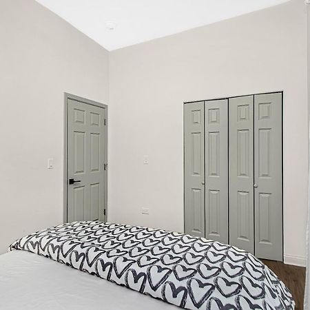 Modern 4Br Just A Block From Cta Pink Line With Pool Table Free Parking Apartman Chicago Kültér fotó