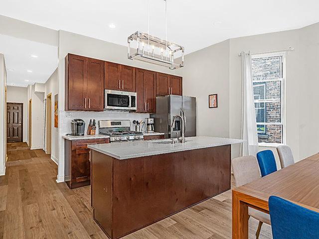 Modern 4Br Just A Block From Cta Pink Line With Pool Table Free Parking Apartman Chicago Kültér fotó